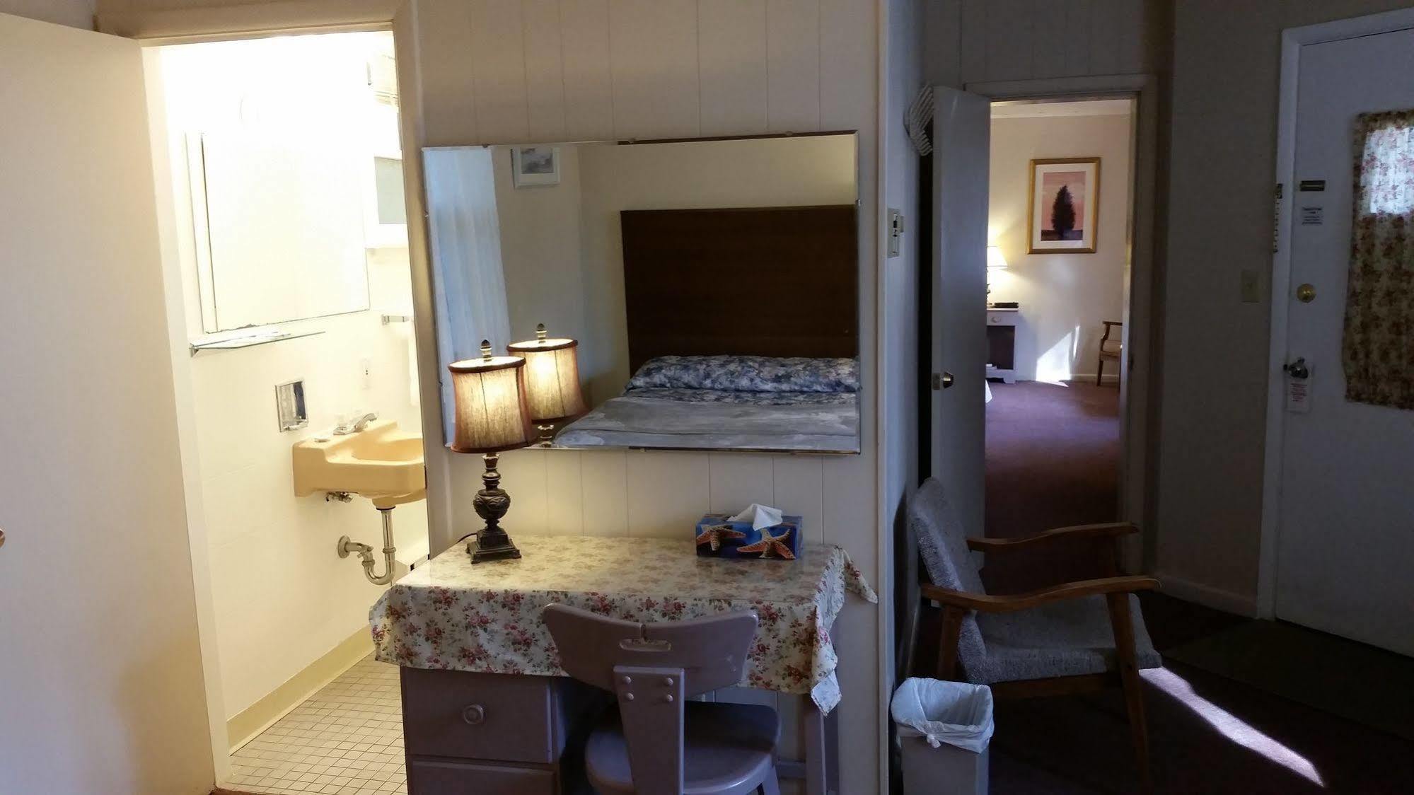 Pinecone Motel サセックス エクステリア 写真